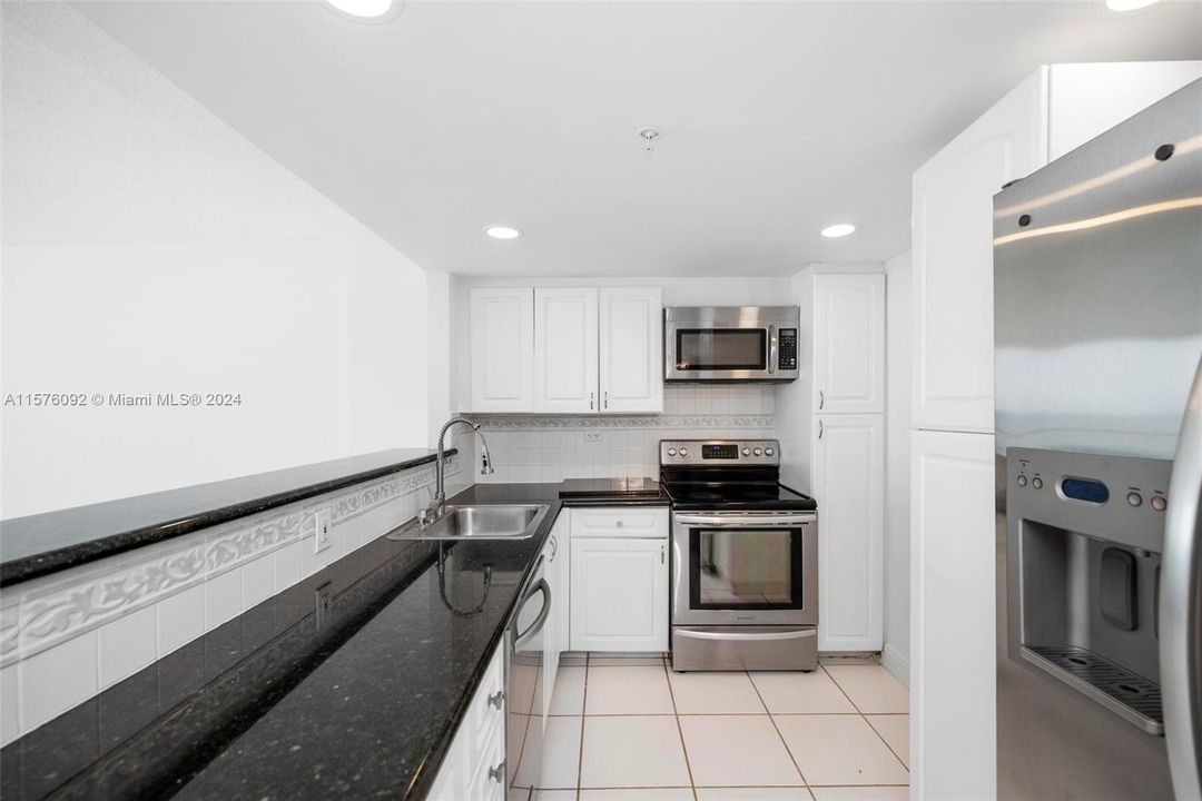 Recently Rented: $3,250 (1 beds, 1 baths, 930 Square Feet)