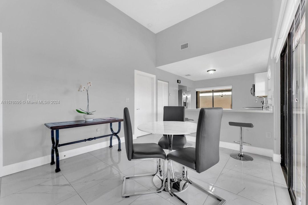 Active With Contract: $535,000 (2 beds, 2 baths, 1046 Square Feet)