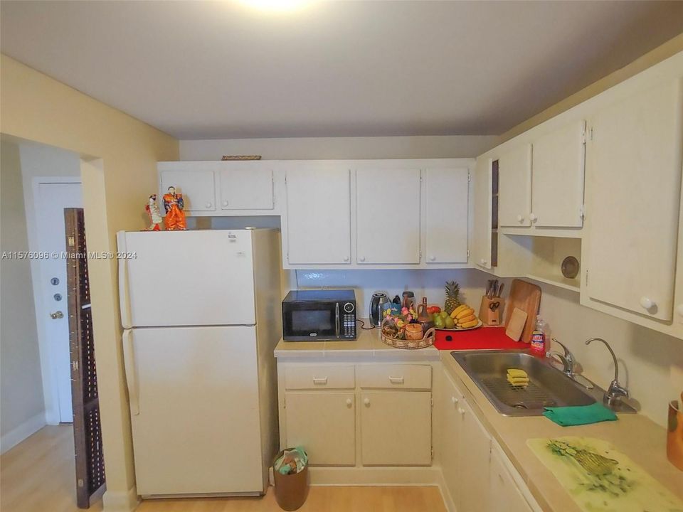 For Sale: $194,900 (1 beds, 1 baths, 728 Square Feet)