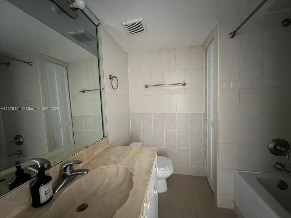 В аренду: $2,200 (2 спален, 2 ванн, 1070 Квадратных фут)