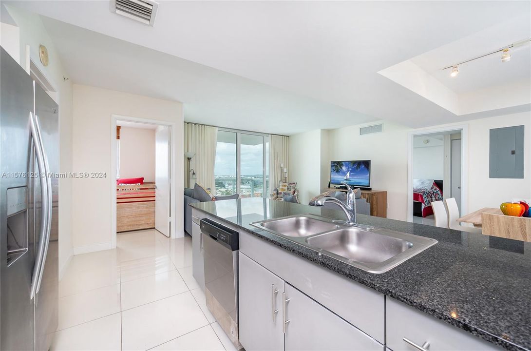 For Sale: $429,000 (2 beds, 2 baths, 948 Square Feet)