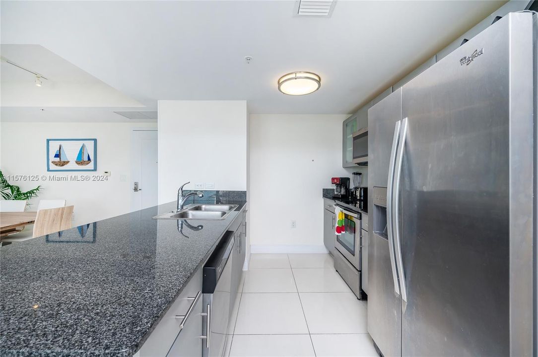 For Sale: $429,000 (2 beds, 2 baths, 948 Square Feet)