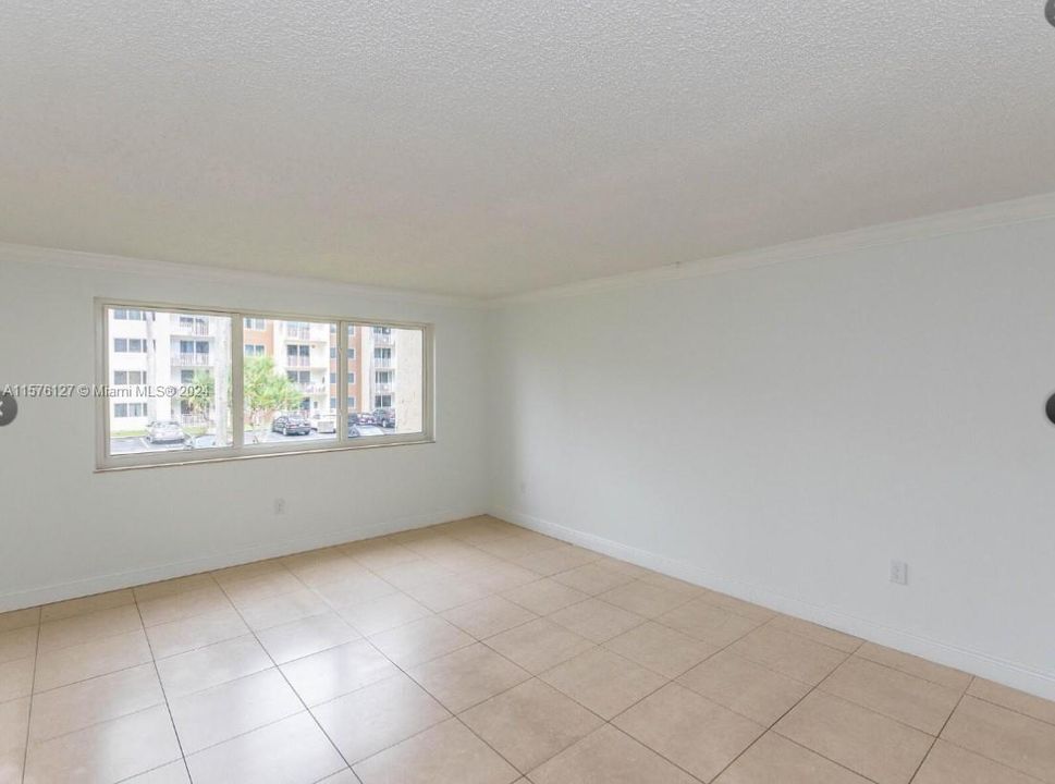 Active With Contract: $1,900 (1 beds, 1 baths, 870 Square Feet)