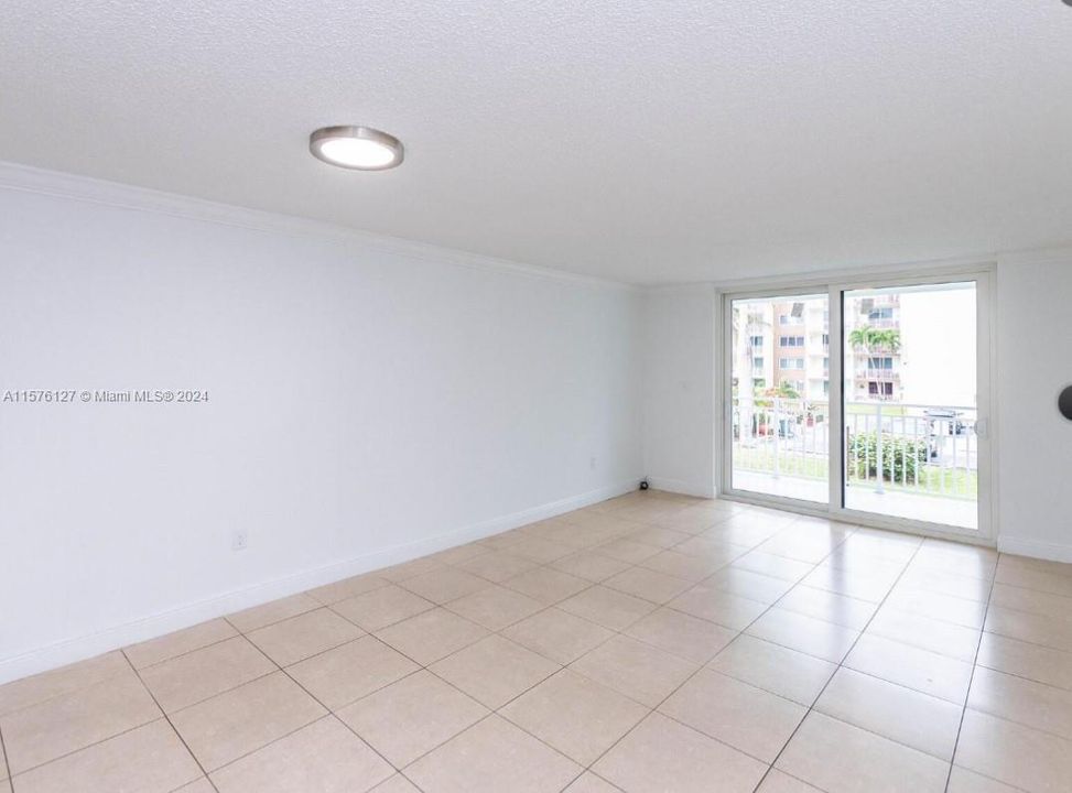 Active With Contract: $1,900 (1 beds, 1 baths, 870 Square Feet)