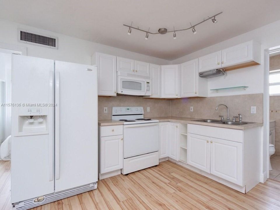 For Rent: $2,700 (2 beds, 2 baths, 920 Square Feet)
