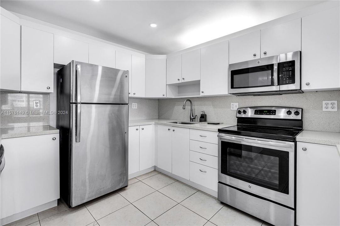 For Rent: $2,400 (1 beds, 2 baths, 887 Square Feet)