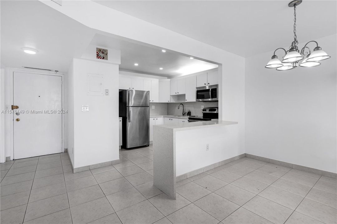 For Rent: $2,400 (1 beds, 2 baths, 887 Square Feet)