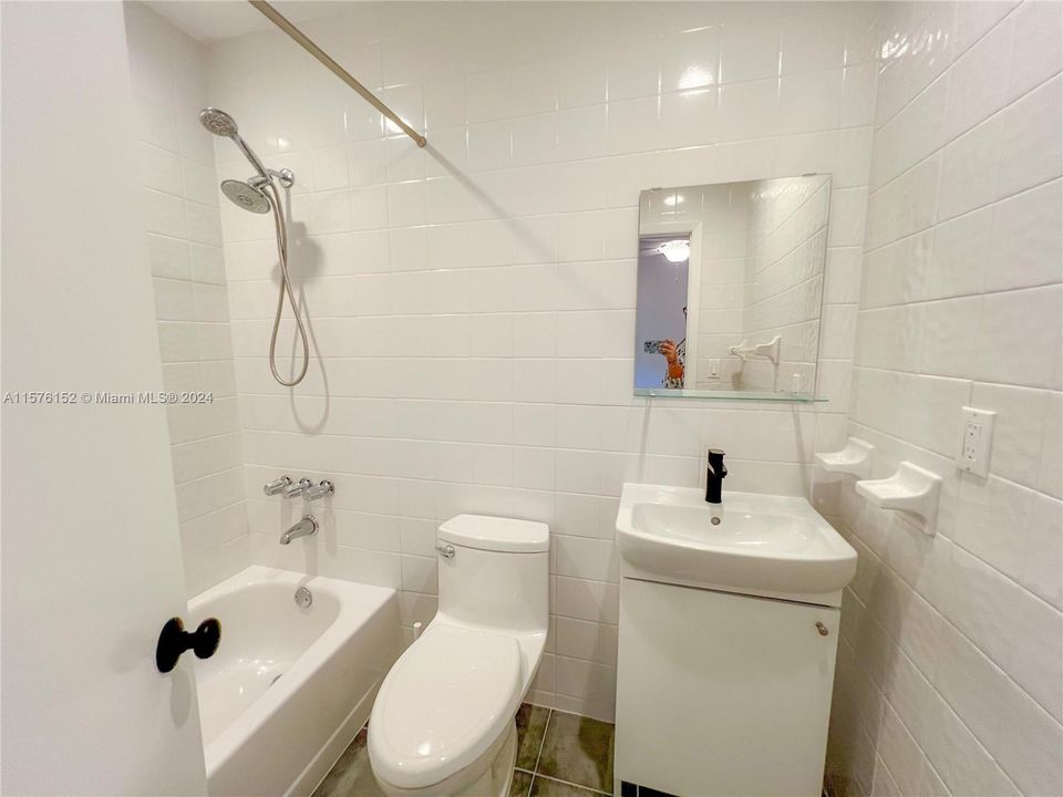合同活跃: $5,700 (3 贝兹, 3 浴室, 1769 平方英尺)