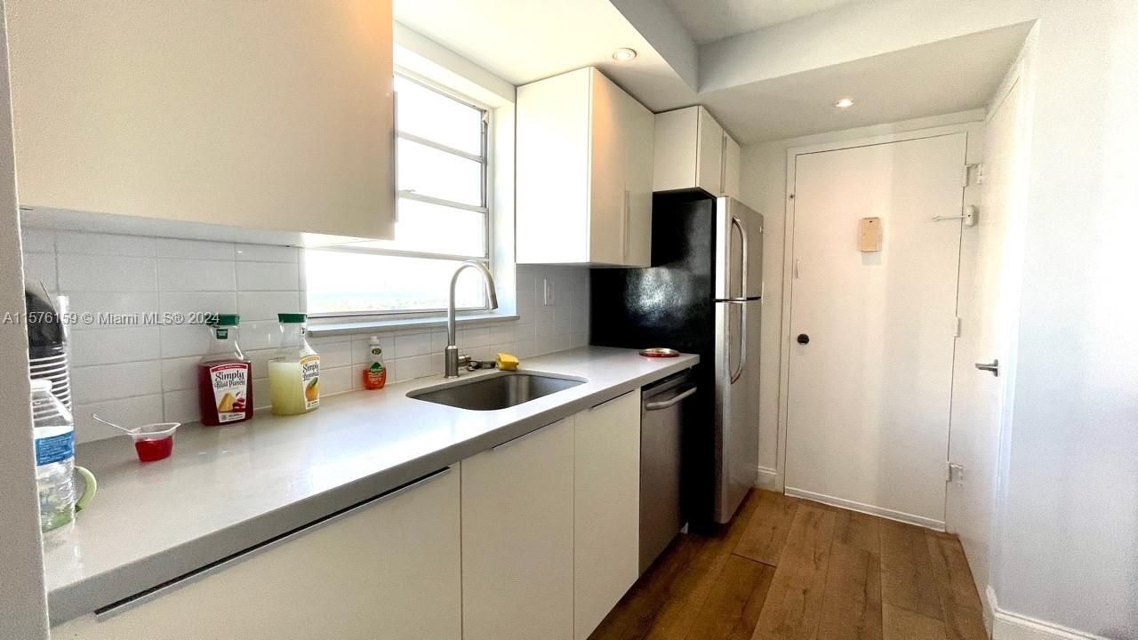 For Rent: $2,400 (1 beds, 1 baths, 1057 Square Feet)