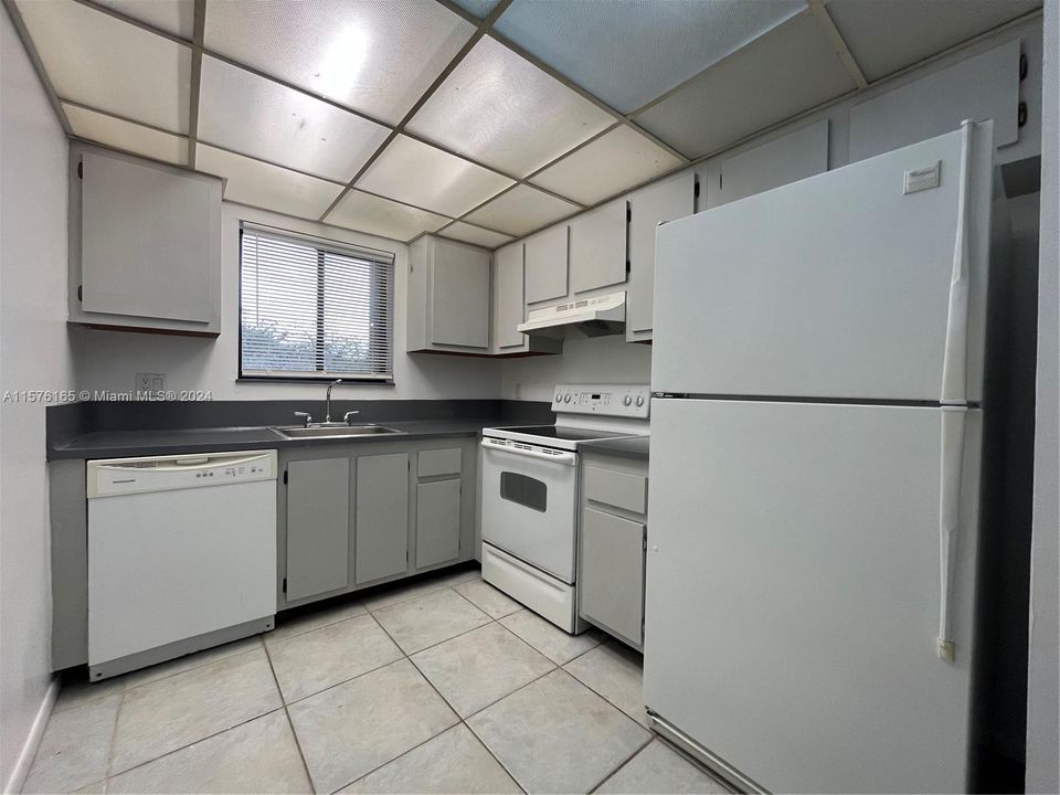 Active With Contract: $1,850 (2 beds, 2 baths, 905 Square Feet)