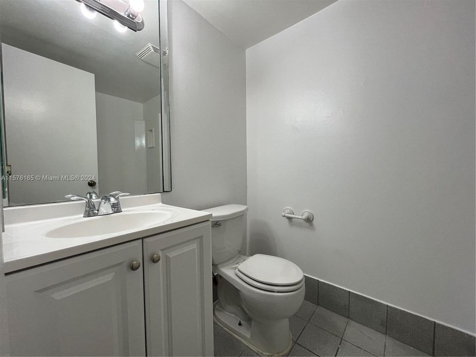 Active With Contract: $1,850 (2 beds, 2 baths, 905 Square Feet)