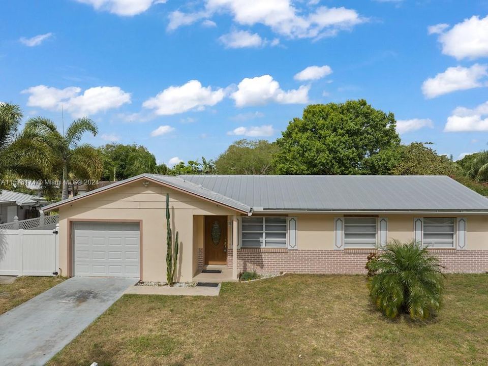 For Sale: $369,000 (4 beds, 2 baths, 1366 Square Feet)