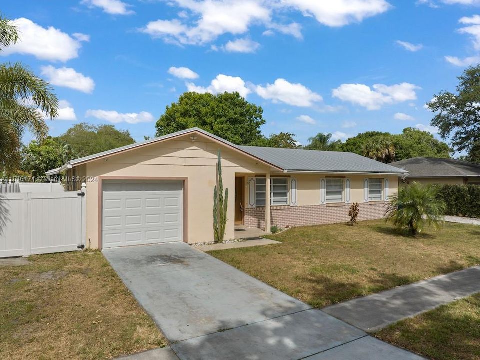 For Sale: $369,000 (4 beds, 2 baths, 1366 Square Feet)