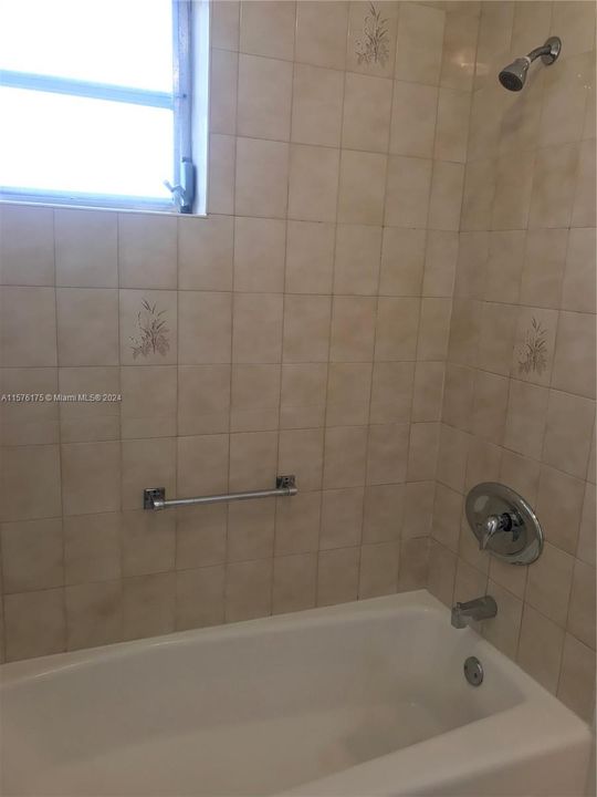 Active With Contract: $2,350 (2 beds, 1 baths, 1015 Square Feet)