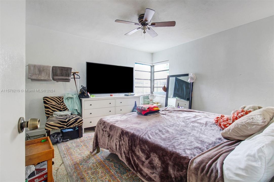For Sale: $415,000 (2 beds, 1 baths, 856 Square Feet)