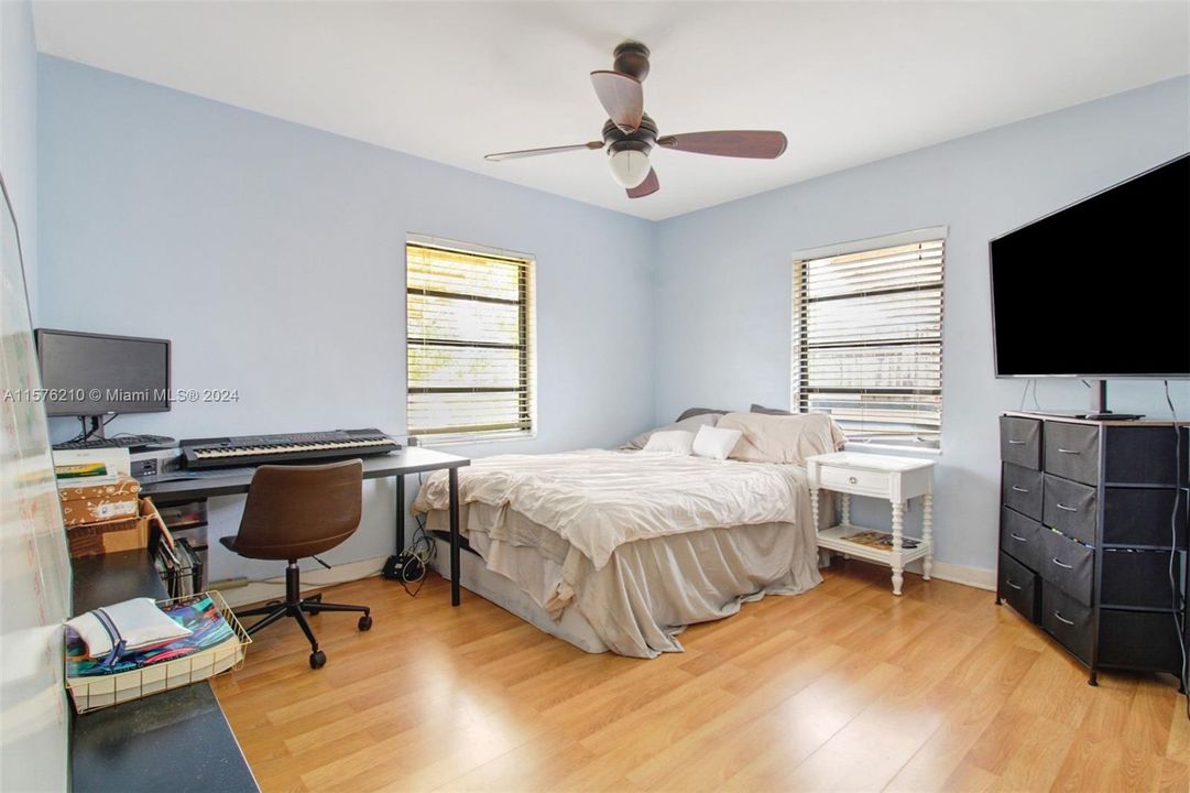 For Sale: $415,000 (2 beds, 1 baths, 856 Square Feet)