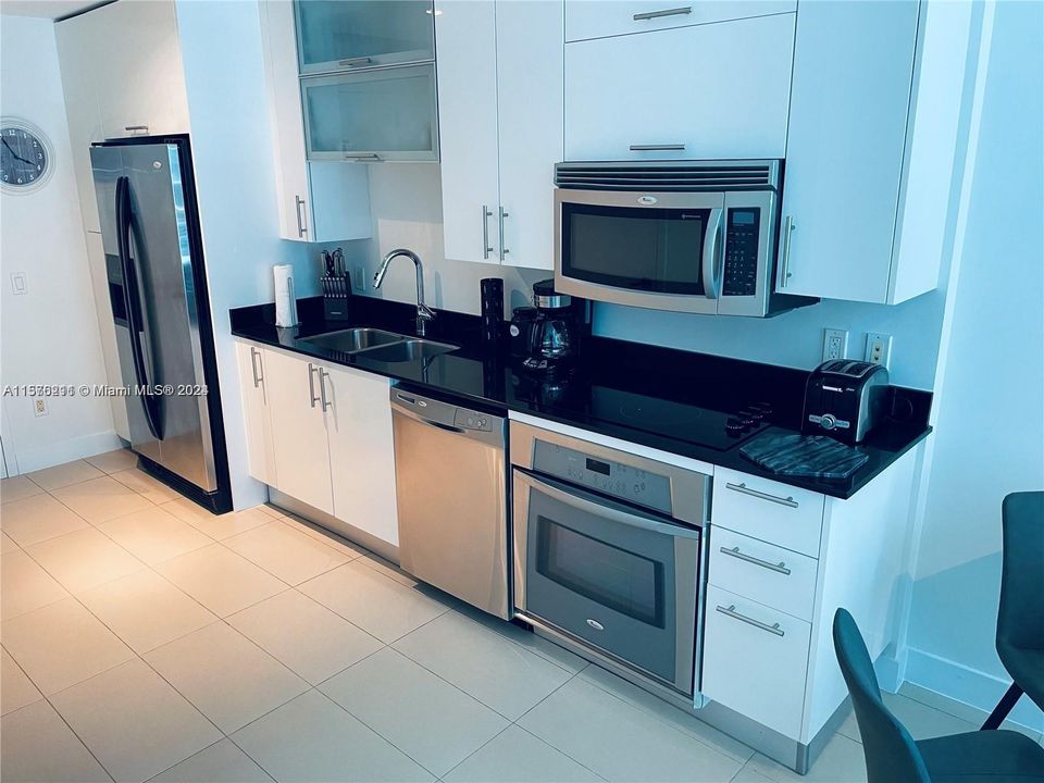 For Sale: $485,000 (1 beds, 1 baths, 785 Square Feet)
