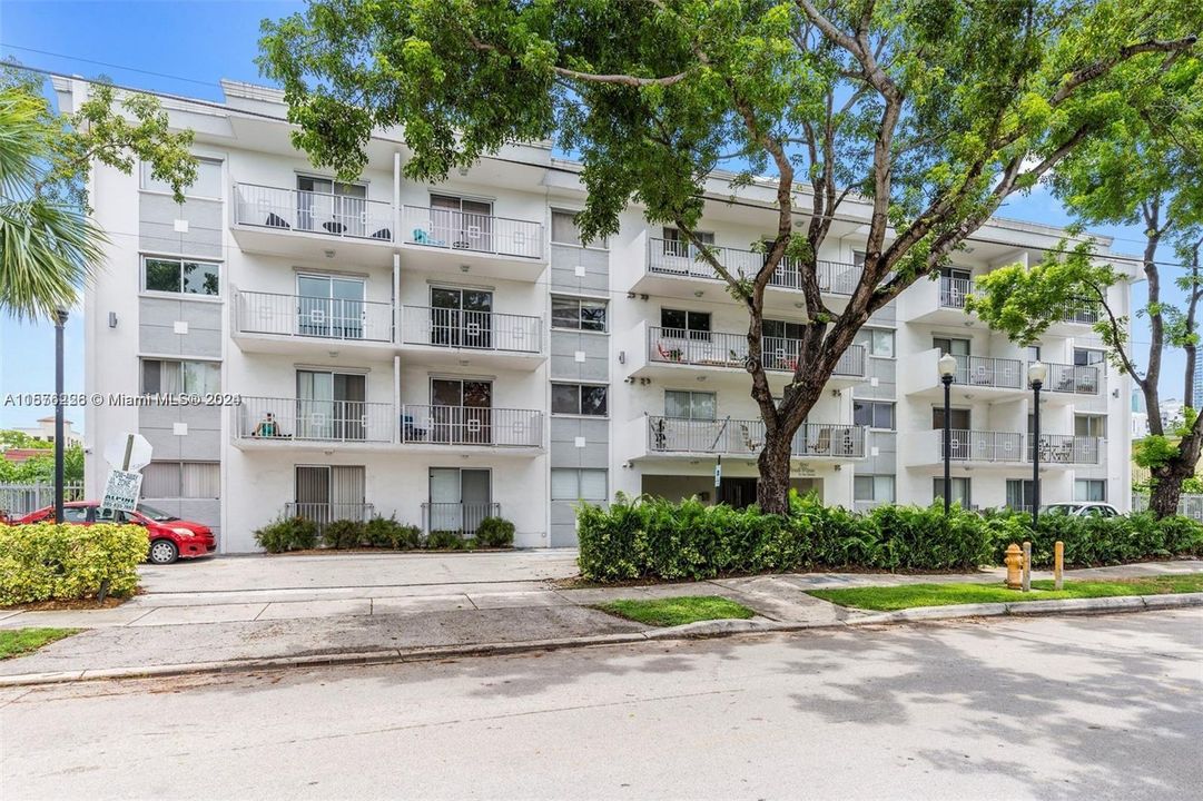 Active With Contract: $310,000 (1 beds, 1 baths, 596 Square Feet)