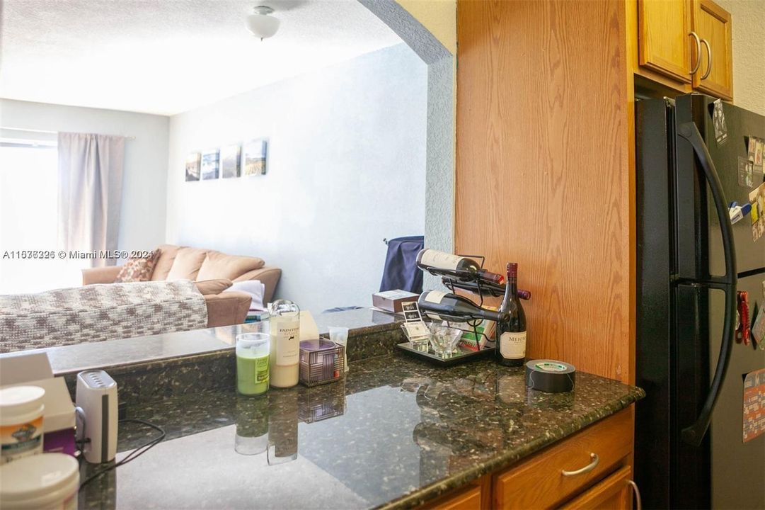 For Sale: $310,000 (1 beds, 1 baths, 596 Square Feet)