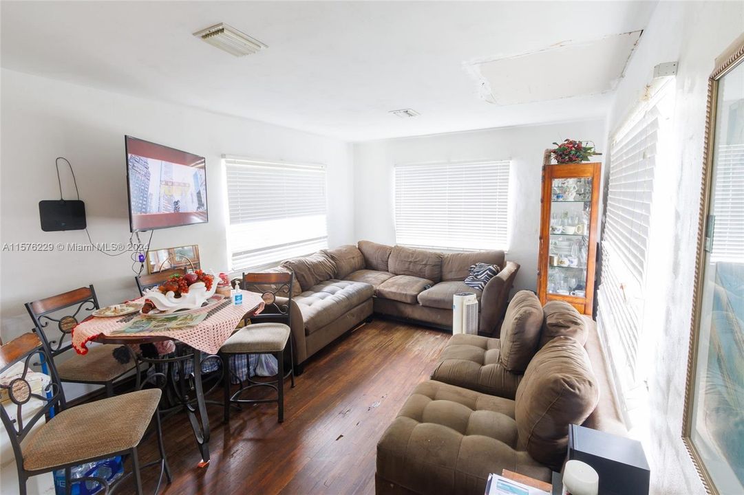 Active With Contract: $325,000 (2 beds, 1 baths, 715 Square Feet)