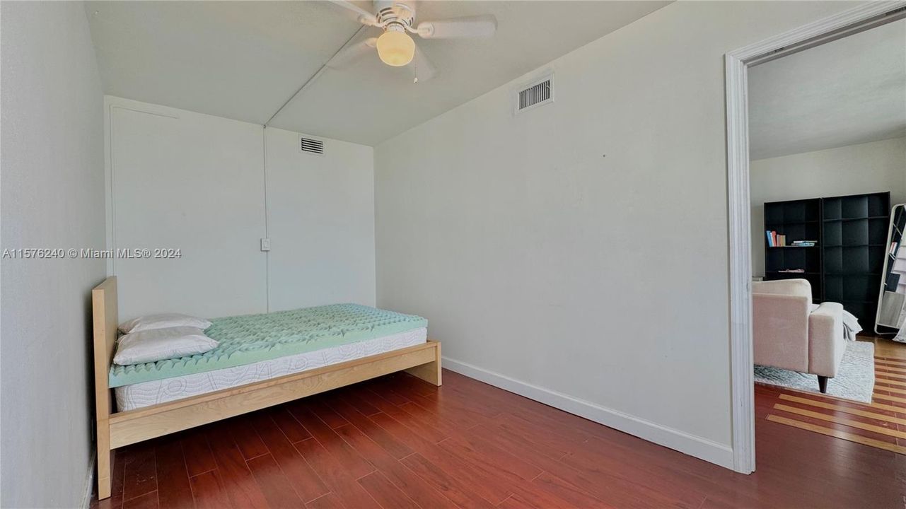 For Rent: $2,800 (1 beds, 1 baths, 787 Square Feet)