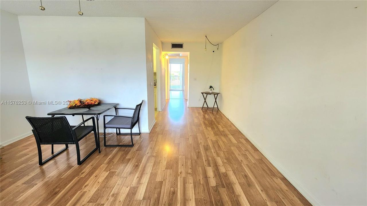 For Sale: $134,900 (1 beds, 1 baths, 585 Square Feet)