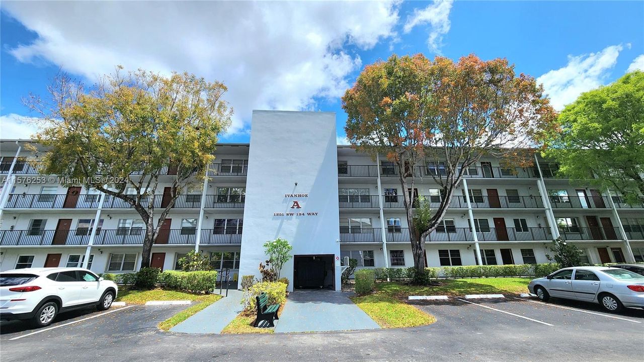 Active With Contract: $134,900 (1 beds, 1 baths, 585 Square Feet)