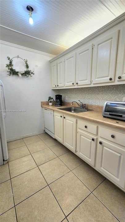 For Sale: $134,900 (1 beds, 1 baths, 585 Square Feet)