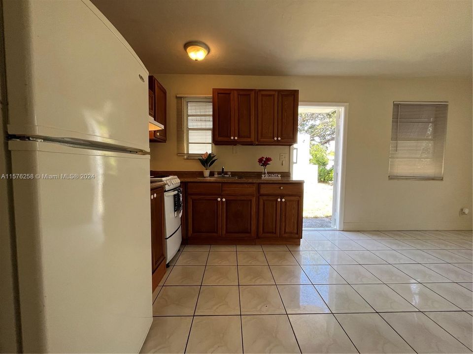 For Rent: $1,550 (1 beds, 1 baths, 2750 Square Feet)