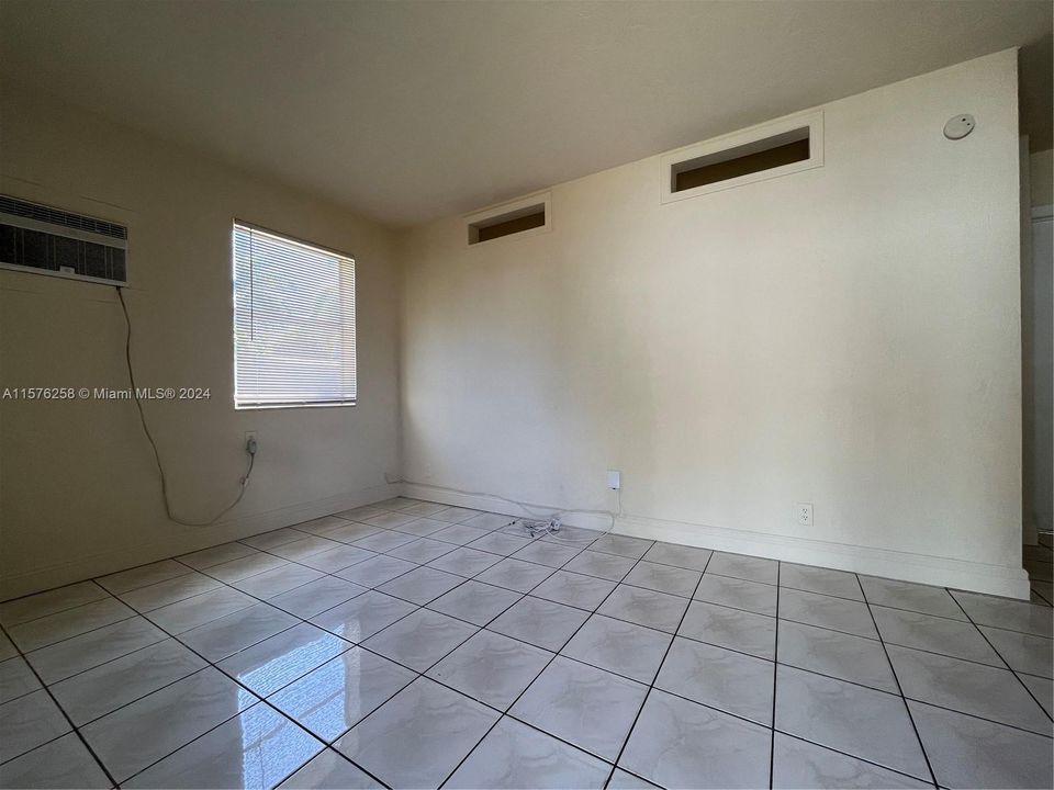 Recently Rented: $1,500 (1 beds, 1 baths, 2750 Square Feet)