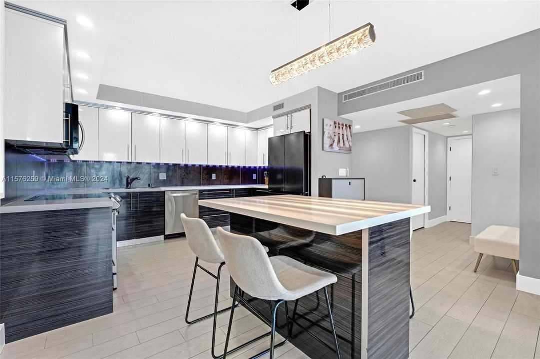 Recently Sold: $665,000 (2 beds, 2 baths, 1537 Square Feet)