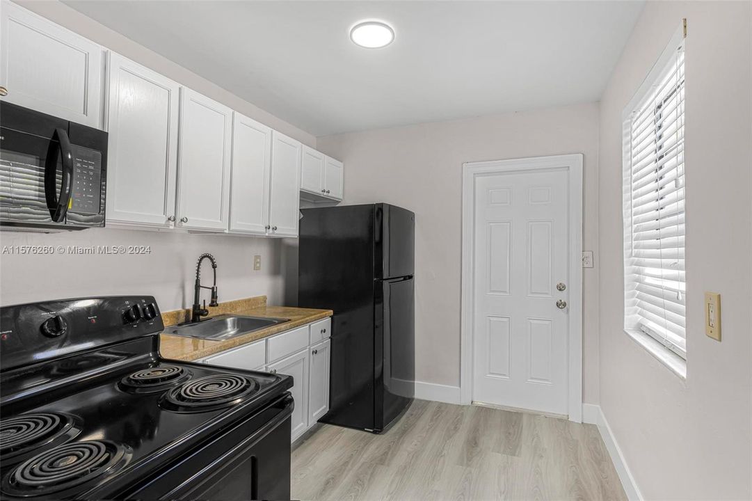 Active With Contract: $349,900 (2 beds, 1 baths, 816 Square Feet)