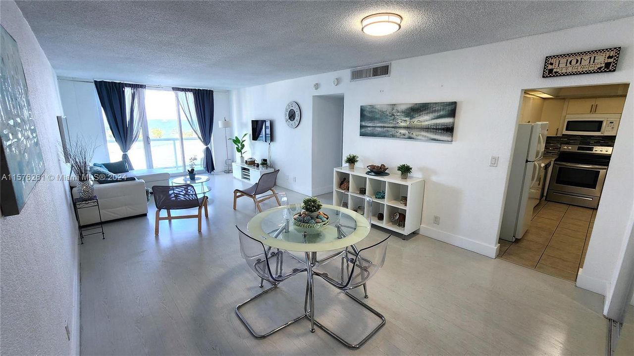 For Sale: $472,000 (1 beds, 1 baths, 874 Square Feet)