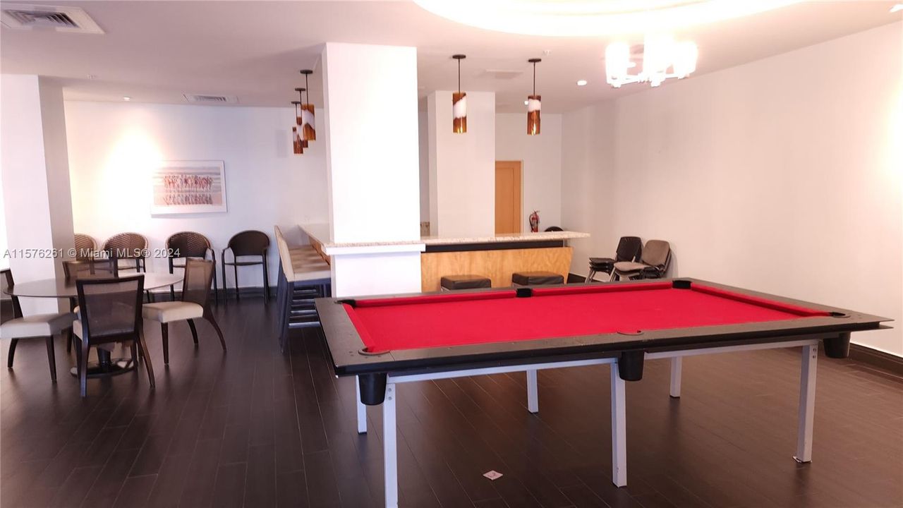 For Sale: $472,000 (1 beds, 1 baths, 874 Square Feet)