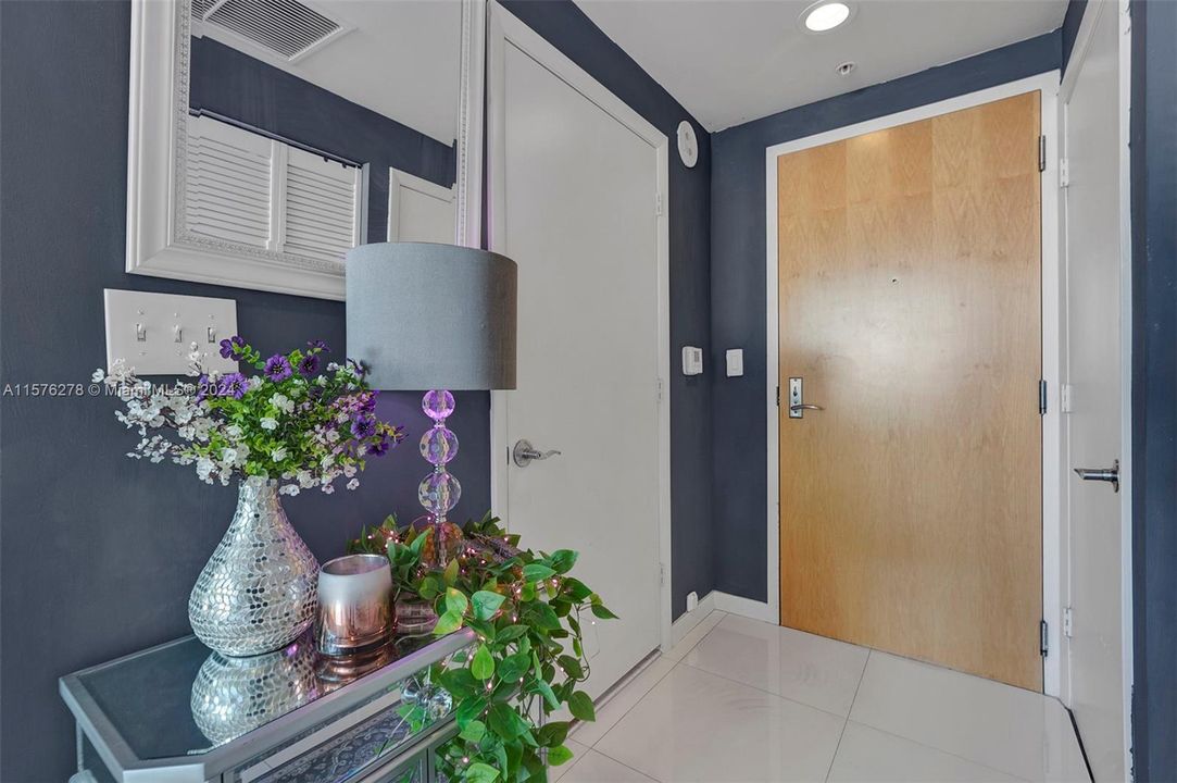For Sale: $440,000 (1 beds, 2 baths, 978 Square Feet)