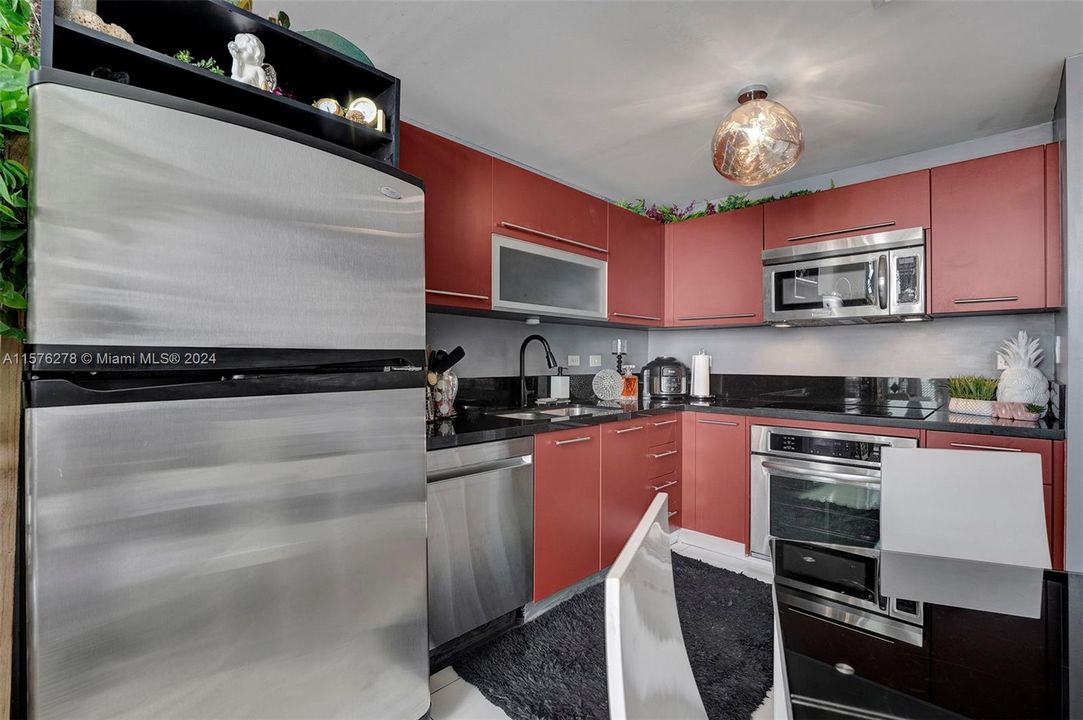 For Sale: $440,000 (1 beds, 2 baths, 978 Square Feet)