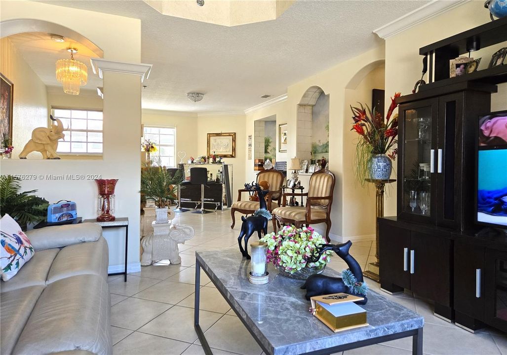 Active With Contract: $435,000 (3 beds, 2 baths, 1650 Square Feet)