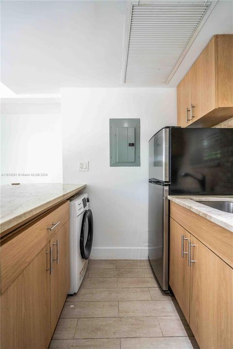 Active With Contract: $1,725 (0 beds, 1 baths, 350 Square Feet)