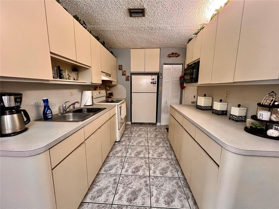 For Sale: $450,000 (3 beds, 1 baths, 920 Square Feet)