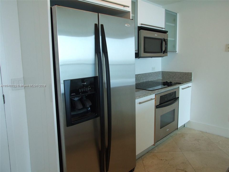 For Sale: $635,000 (1 beds, 1 baths, 833 Square Feet)