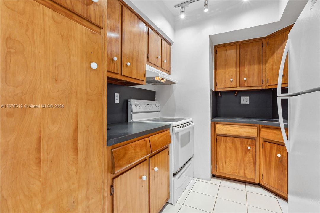 Active With Contract: $2,000 (0 beds, 1 baths, 600 Square Feet)