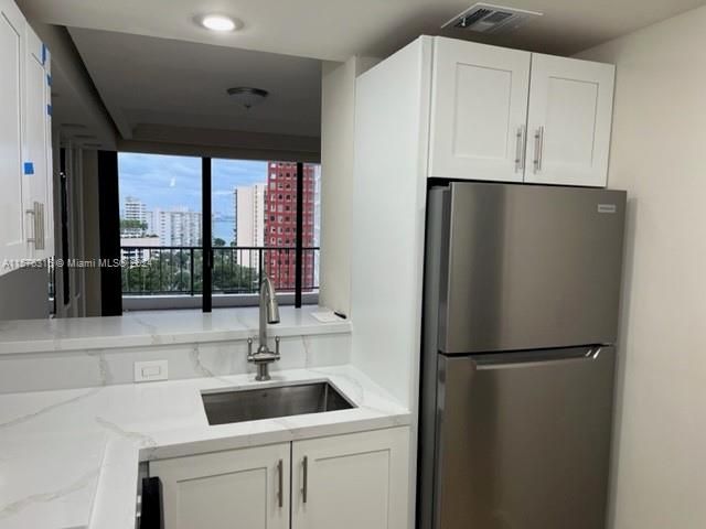 For Rent: $2,950 (1 beds, 1 baths, 717 Square Feet)