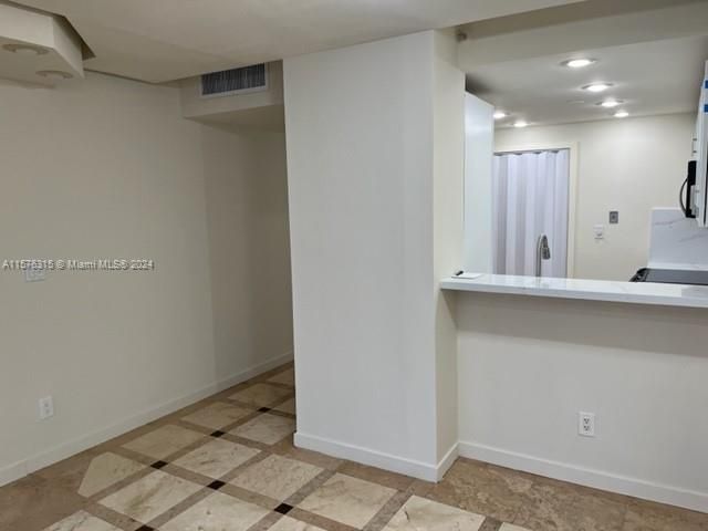 For Rent: $2,950 (1 beds, 1 baths, 717 Square Feet)