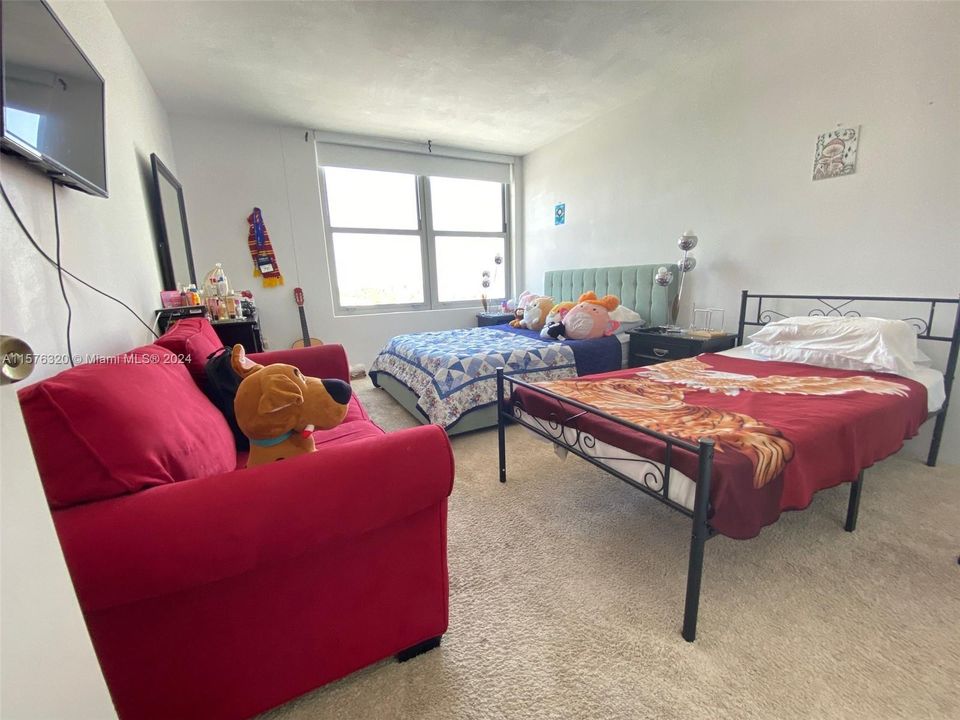 Active With Contract: $330,000 (1 beds, 1 baths, 726 Square Feet)