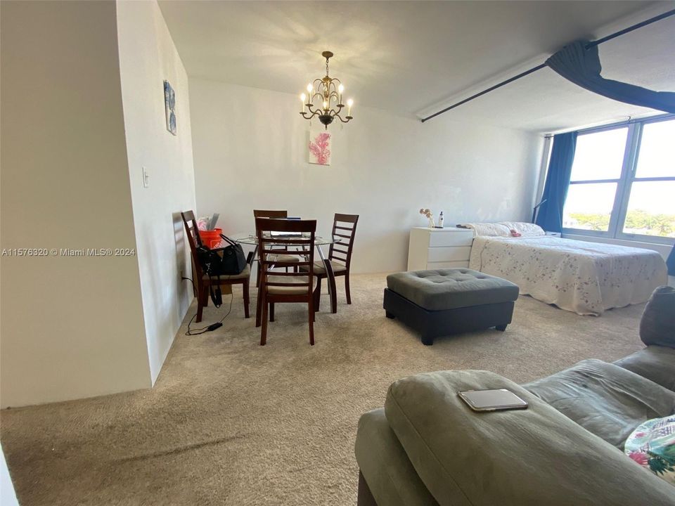 For Sale: $330,000 (1 beds, 1 baths, 726 Square Feet)