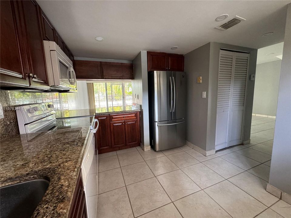 Active With Contract: $2,800 (3 beds, 3 baths, 1538 Square Feet)