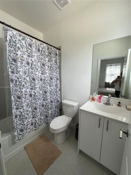 Active With Contract: $2,700 (3 beds, 3 baths, 1373 Square Feet)