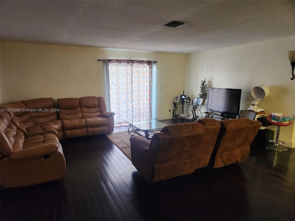 For Sale: $189,900 (2 beds, 2 baths, 1321 Square Feet)