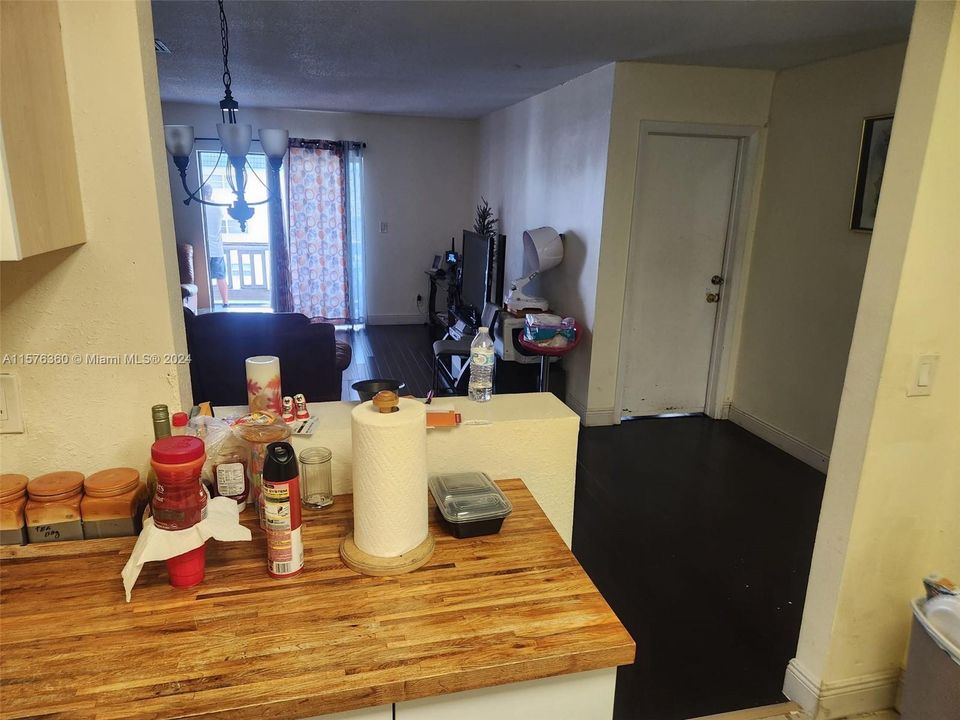 For Sale: $189,900 (2 beds, 2 baths, 1321 Square Feet)