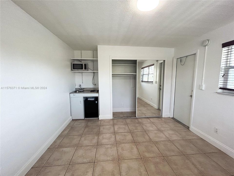 For Rent: $1,300 (0 beds, 1 baths, 250 Square Feet)